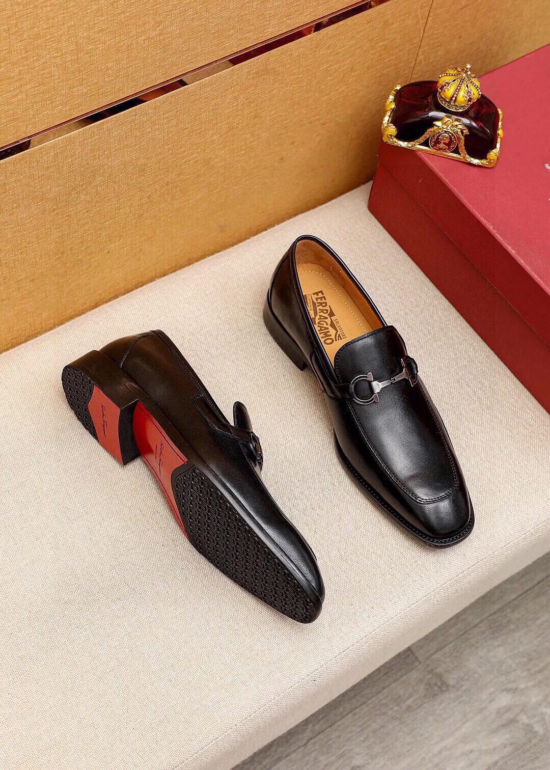 Men's shoes 💰460 💐 Product trademark: Ferragamo "Ferragamo" casual leather shoes Regular size: 38-44 (45🉑️customized) Product materials: Selected imported first-layer calfskin upper + luxury hardware buckle, imported water-dyed cow leather lining. Strong three-dimensional visual effect, original outsole color: 1⃣️color optional